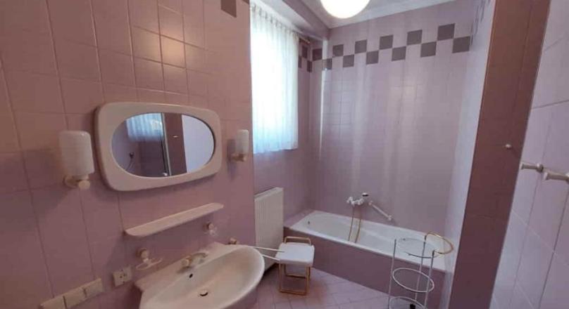 V E R M I E T E T! WUNDERSCHÖNE ALTBAUWOHNUNG IN EINER REPRÄSENTATIVEN VILLA