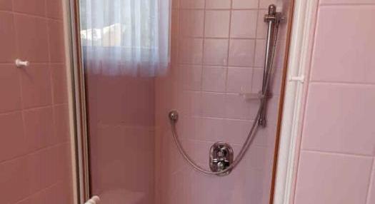 V E R M I E T E T! WUNDERSCHÖNE ALTBAUWOHNUNG IN EINER REPRÄSENTATIVEN VILLA