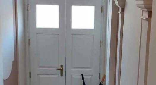 V E R M I E T E T! WUNDERSCHÖNE ALTBAUWOHNUNG IN EINER REPRÄSENTATIVEN VILLA