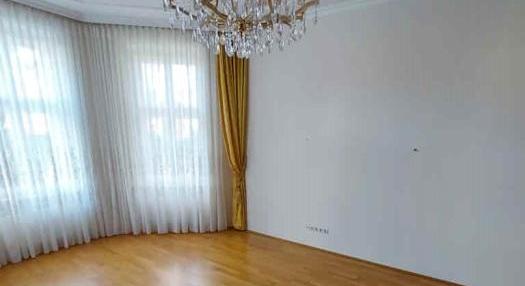 V E R M I E T E T! WUNDERSCHÖNE ALTBAUWOHNUNG IN EINER REPRÄSENTATIVEN VILLA