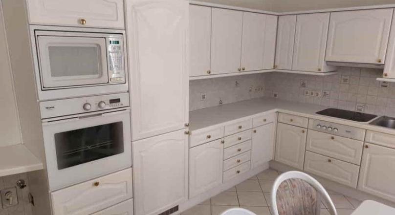 V E R M I E T E T! WUNDERSCHÖNE ALTBAUWOHNUNG IN EINER REPRÄSENTATIVEN VILLA