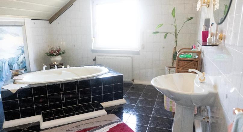 V E R K A U F T ! - Stilvolles Ziegelmassivhaus in Grünruhelage mit Pool in Trumau